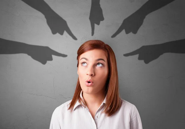 Estudiante con las manos apuntando concepto — Foto de Stock