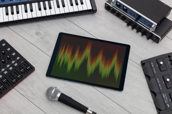 Tablet e instrumentos musicais electrónicos — Fotografia de Stock