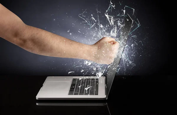 Hand slår laptop skärm — Stockfoto