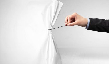 El çekerek beyaz kağıt perde