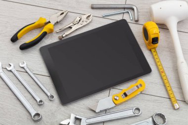 Ev aletleri ve tablet ile boş perde 