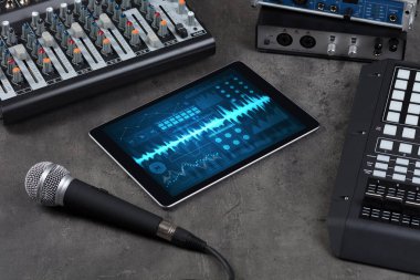 Müzik aletleri ve kayıt uygulaması ile tablet