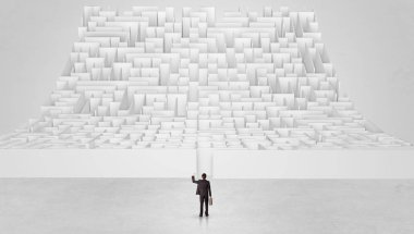 Küçük adam bir sonsuzluk labirent önünde ayakta