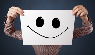 Yüzünün önünde komik ifade ile bir kağıt tutan kişi