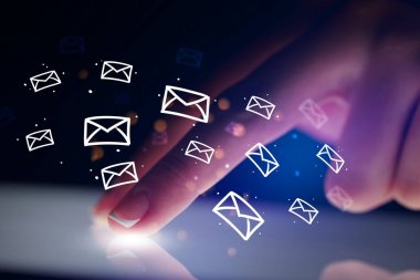 Beyaz mesaj sembolleri yukarıdaki tabletiyle dokunmadan parmak