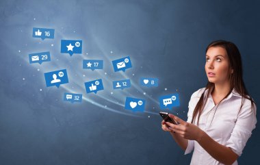 Sosyal medya kavramı ile telefon kullanan genç kişi