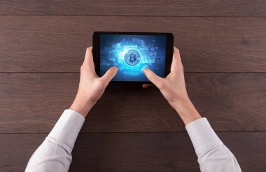 El tablet cryptocurrency konsepti ile çalışma