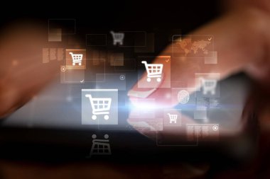 Online alışveriş kavramı ile telefon dokunmak parmak