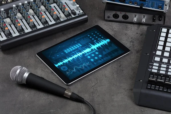 Muziekinstrumenten en tablet met opname app — Stockfoto