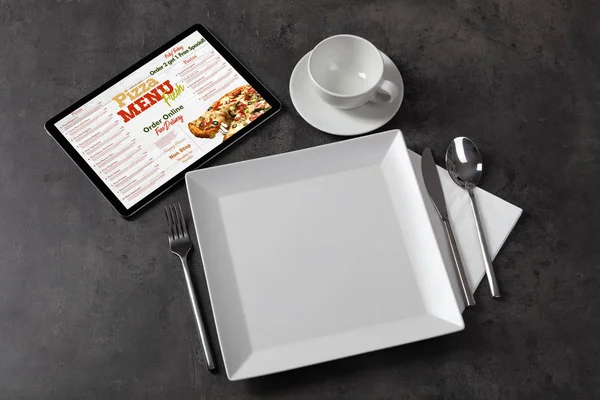 Menu de pizza online com conceito de utensílios de mesa — Fotografia de Stock