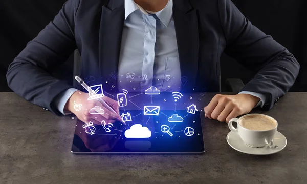 Yukarıdaki uygulama simgeleriyle tablet üzerinde çalışan iş kadın