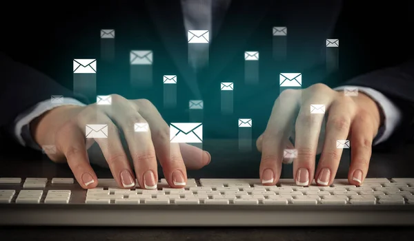 Mujer escribiendo en el teclado con iconos de chat alrededor —  Fotos de Stock
