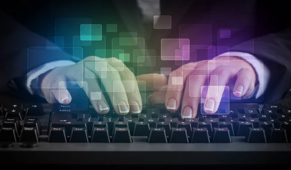 Femme tapant sur le clavier avec concept coloré — Photo