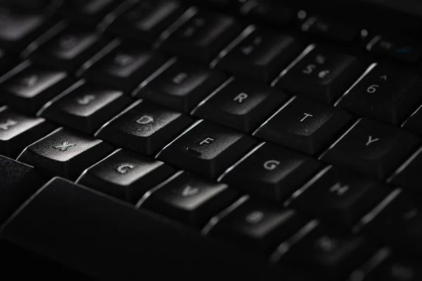 Close-up de um teclado escuro — Fotografia de Stock
