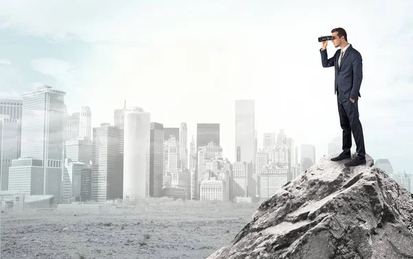 Business persoon op zoek naar geruïneerd stad van afstand — Stockfoto