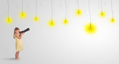 Küçük çocuk ampuller için spyglass üzerinden seyir