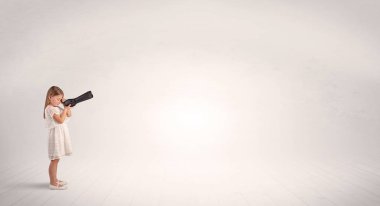 Spyglass boş bir alana bakarak çocuğun