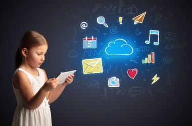 Kız holding tablet uygulamaları kavramı ile
