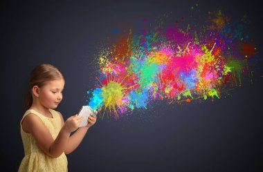 Kız holding tablet renkli sıçrama ile