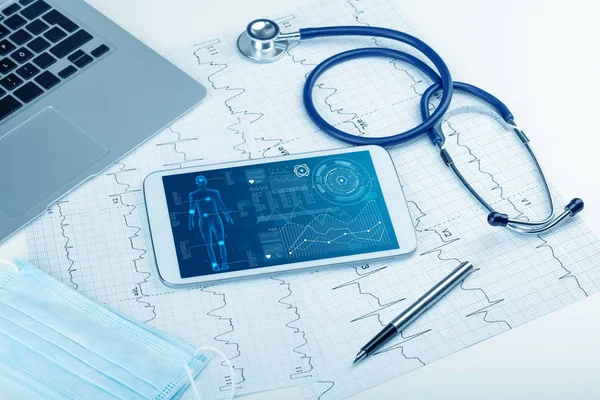 의료 전신 태블릿에 소프트웨어를 심사 — 스톡 사진