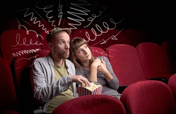 Casal bonito no cinema assistindo filme — Fotografia de Stock