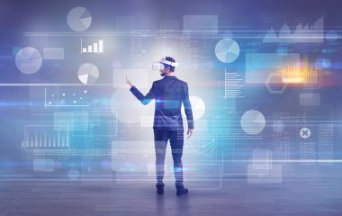 İşadamı vj gözlüklü bir proje denetimi