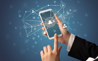 İnsanlar kavramı bağlanmak için Smartphone kullanarak ele