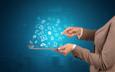 El tutma tablet tebeşir çizilmiş sembolleri yukarıda bulunan