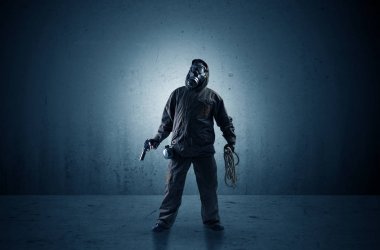 Ajan silah ile karanlık bir alanda