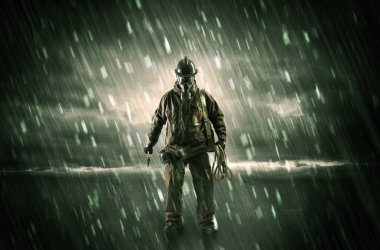 Terörist elinde silah ile bir odada