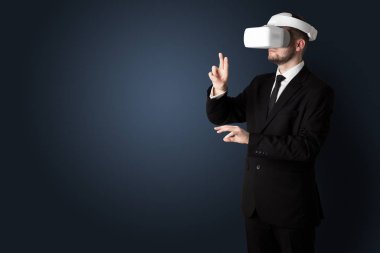 Vr bardaklarda bir adamla boş oda