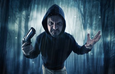 Karanlık gece orman kavram silahlı hitman