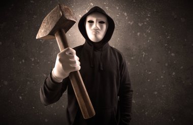 Boş bir karanlık odada silahlı kötü adam