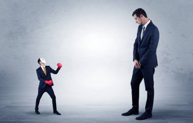 Küçük maskeli işadamı için yalvarıyor işadamı