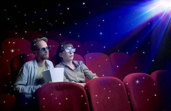 Schöne paar beobachten 3d film — Stockfoto