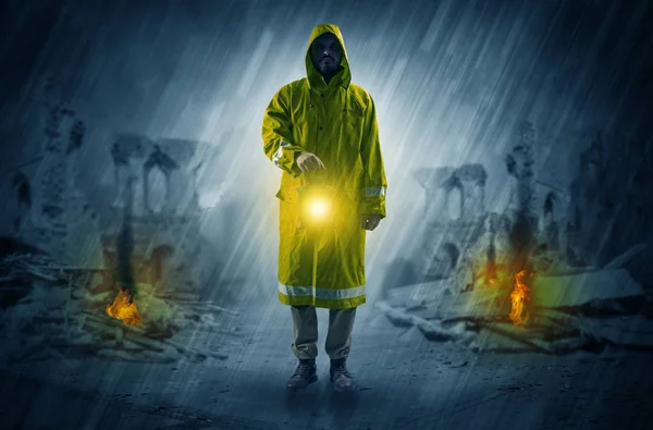 Adam felaket mahallinde parlayan bir fener ile — Stok fotoğraf