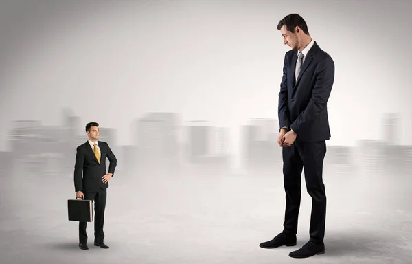 Uomo d'affari gigante ha paura di piccolo esecutore — Foto Stock