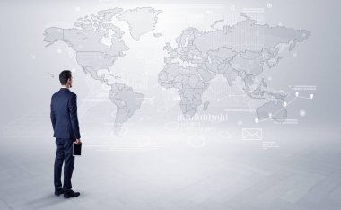 Adam elinde nesnelerle haritaya bakıyordum