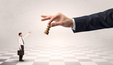 Büyük bir el üzerinde büyük Satrançtaşı karşı mücadele işadamı