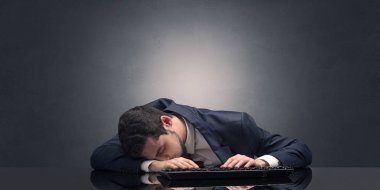 İşadamı onun işyerinde uykuya daldı
