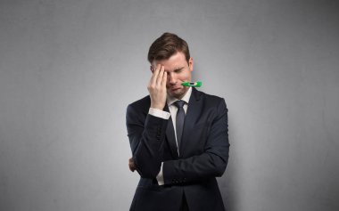 Termometre ve kopya alanı ile iş adamı