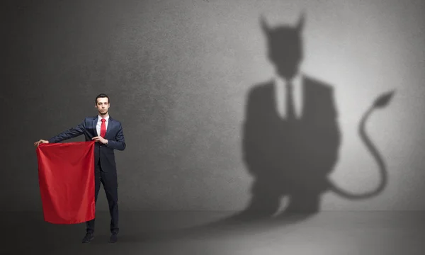 Бізнесмен з тіні диявола і концепції торадора — стокове фото