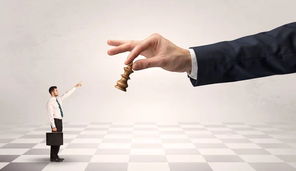 Бізнесмен бореться з великим шахістом на великій руці — стокове фото