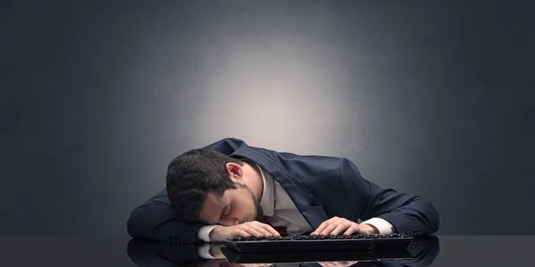 Empresario se quedó dormido en su lugar de trabajo — Foto de Stock