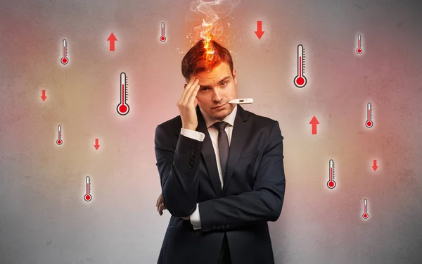 Biznesmen z koncepcją termometr i gorączka — Zdjęcie stockowe