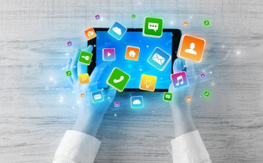 El tablet sıçrama uygulama simgeleri kavramı ile kullanma