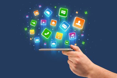 Uygulama simgeleri etrafında uçan ile telefon kullanarak ele