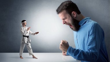 Dev Adam bir küçük karate adam bağırıyor