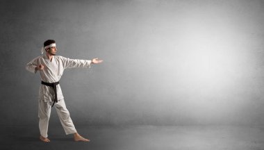 Boş bir alanda mücadele küçük karate adam
