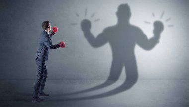 İş adamı silahsız gölgesini ile mücadele